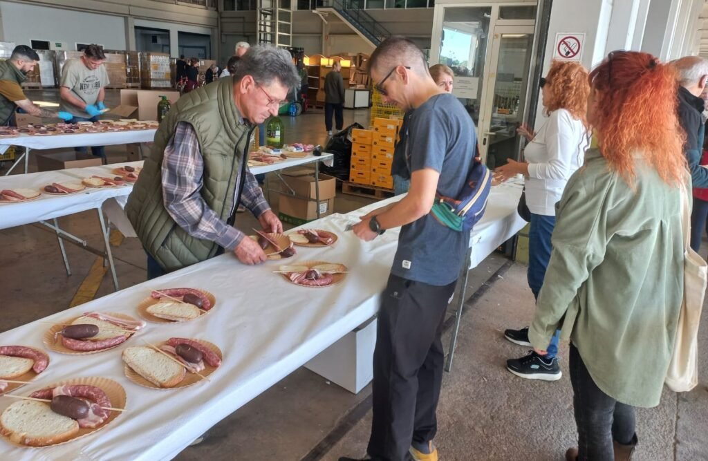 Personas hacen cola en el Esmorzar de l'Oli de Cambrils