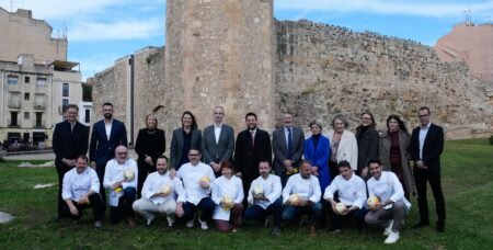 La Guía Repsol entregará sus nuevos Soles el 16 de febrero en Tarragona Foto de familia de la presentación este lunes en Tarragona