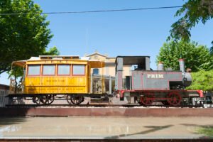 El tren que llevaba a la playa de Salou La locomotora del Carrilet en la plaza del Carrilet de Salou