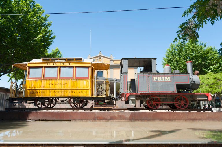 El tren que llevaba a la playa de Salou La locomotora del Carrilet en la plaza del Carrilet de Salou