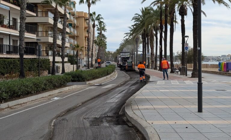 Salou inicia el asfaltado de 72.500 metros cuadrados de la vía pública Trabajos de asfaltado en Salou