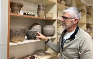 El ceramista Aleix Revetlles porta a Cambrils una exposició que es pot mirar amb les mans Aleix Revetlles, amb algunes de les seves obres