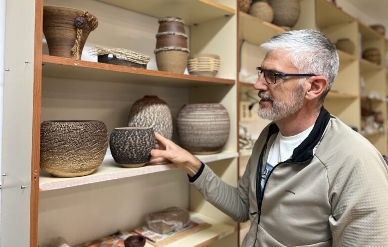 Aleix Revetlles, amb algunes de les seves obres