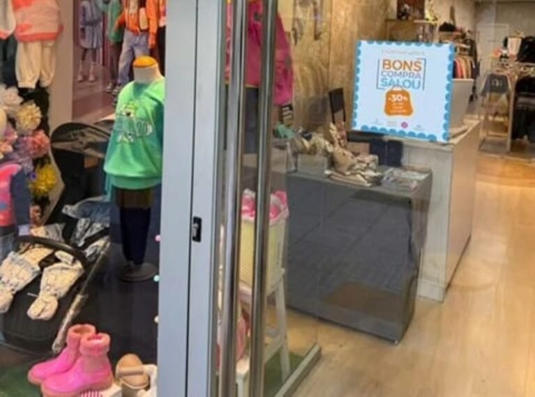 Salou agota ya el 60 % de sus bonos de descuento en comercios Una tienda adherida a la campaña de bonos de Salou
