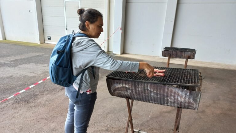 Cambrils celebra l’esmorzar popular de la Festa de l’Oli Nou aquest diumenge Mujer preparando longaniza a la brasa en Cambrils