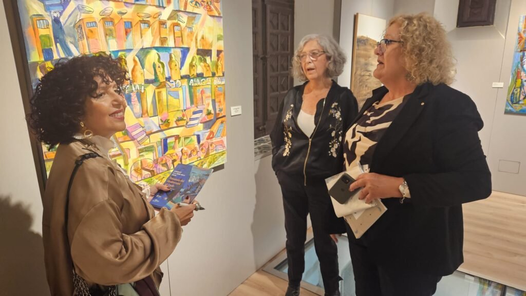 La comisaria y dos visitantes de la exposición en Salou