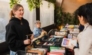 Cambrils se llena de letras Mujeres miran libros en la feria del libro de Cambrils