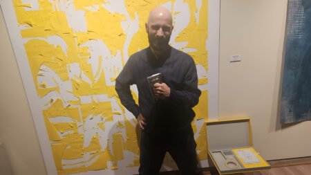 Guillermo Mora: «Quería saber si con una grapadora podía pintar»
