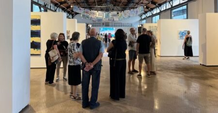 La cambrilenca Nuri Mariné ofereix visites guiades a la seva exposició ‘El peix no cau del cel’ del Port de Tarragona