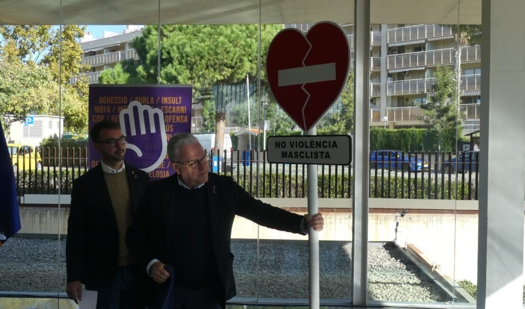 Salou instala una señal de tráfico en el TAS contra la violencia machista Pere Granados descubre la señal
