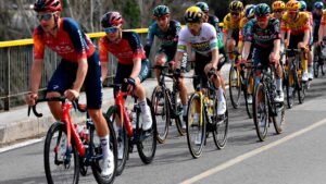 Imagen de una etapa de 2023 de la Volta Ciclista a Catalunya, con Roglic de blanco