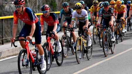 Imagen de una etapa de 2023 de la Volta Ciclista a Catalunya, con Roglic de blanco