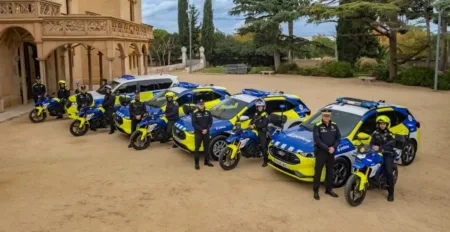 Agentes de la Policía Local de Vila-seca con los nuevos vehículos, en el Castell