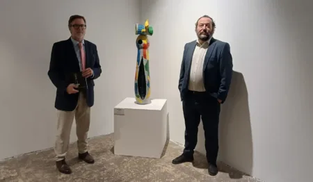 El Port de Tarragona acoge una exposición inédita de grandes escultores del siglo XX Santiago Castellà, presidente del Port, y Julio Niebla, en la exposición Santiago Castellà, presidente del Port, y Julio Niebla, en la exposición. FOTO: Antonio Ramos