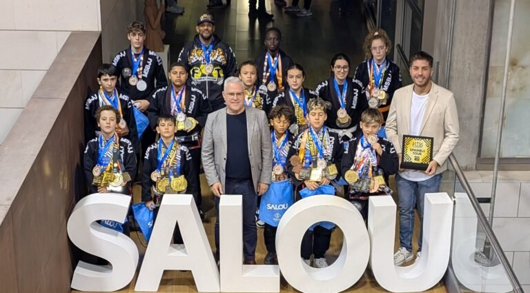 «Vuestros éxitos deportivos son el orgullo de Salou» El alcalde y el concejal de Deportes, con el Club FTT Salou