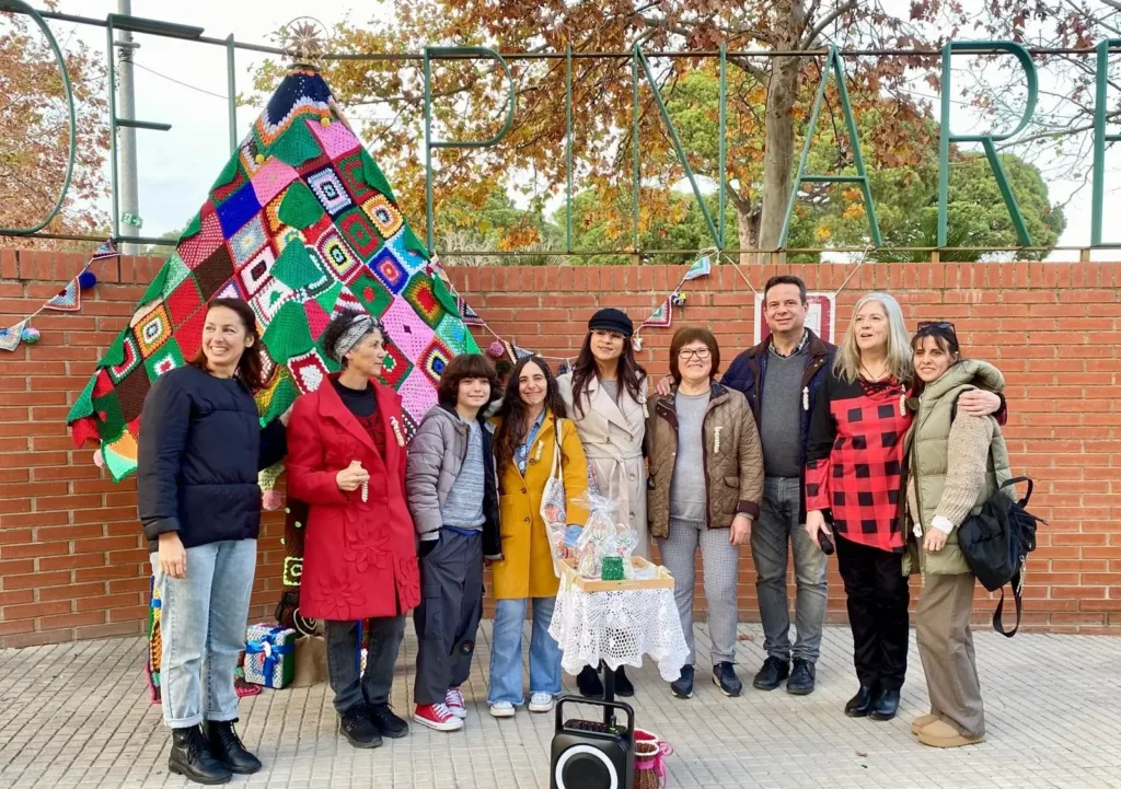 El Club Tejido Cambrils confecciona un árbol de Navidad de ganchillo Integrantes del Club Tejido Cambrils y el alcalde, Oliver Klein, con el árbol