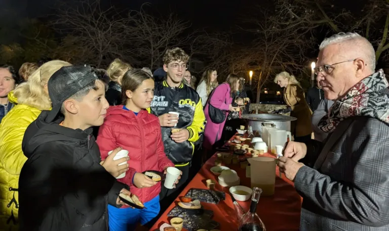 Granados sirvió el tradicional caldo navideño