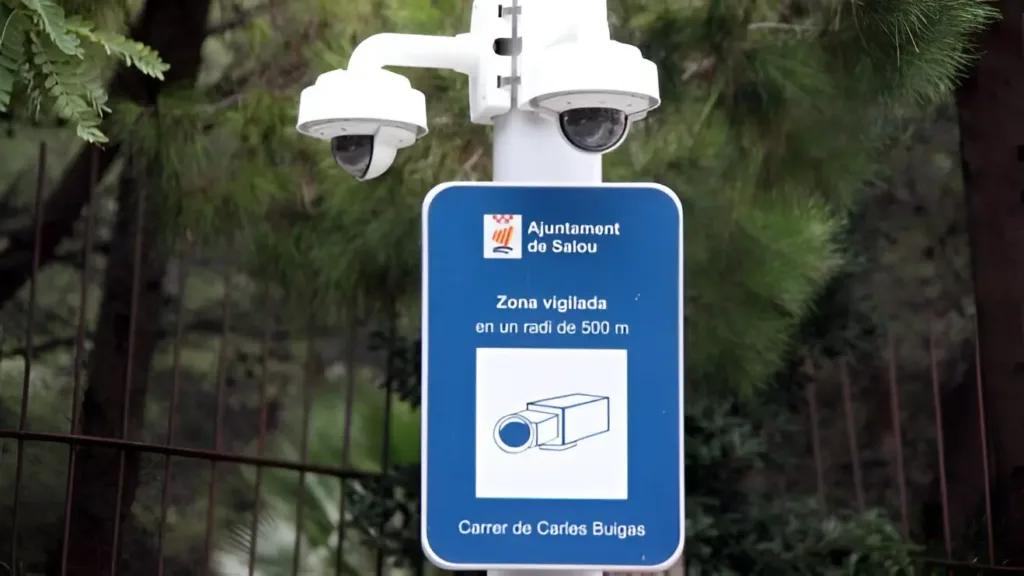 Una cámara instalada en la calle Carles Buïgas