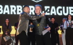 Javi Torrente, recibiendo el premio