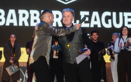 El barbero Javi Torrente, de Cambrils, gana el premio al mejor afeitado de España Javi Torrente, recibiendo el premio