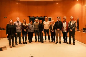 Foto de família dels homenatjats, amb l’alcalde i els regidors