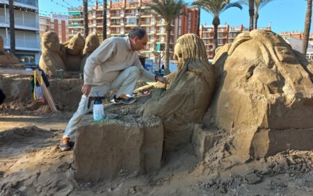 El pesebre de arena de La Pineda imagina un mundo en paz Un artista trabaja este miércoles en el pesebre de La Pineda