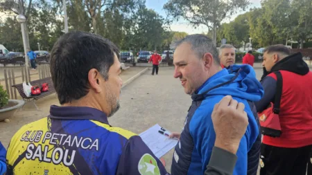 Para los que piensan que la petanca es solo para viejos Aitor Arruego, secretario del club, en plena ceremonia de organización de la competición