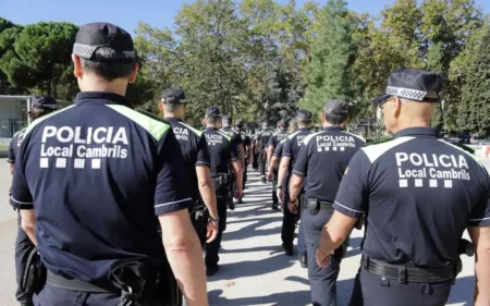 Los Comuns denuncian al alcalde de Cambrils por comprar material policial israelí Imagen de archivo de agentes de la Policía Local de Cambrils