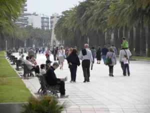 Turistas pasean por el paseo Jaume I de Salou