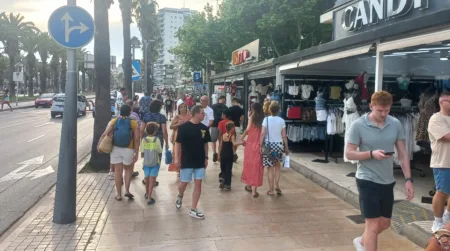 Turistas en el paseo Jaume I de Salou este verano