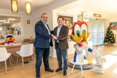 Un turrón solidario para financiar estancias en PortAventura a niños con enfermedades graves Ángel Velasco y Josep Andreu