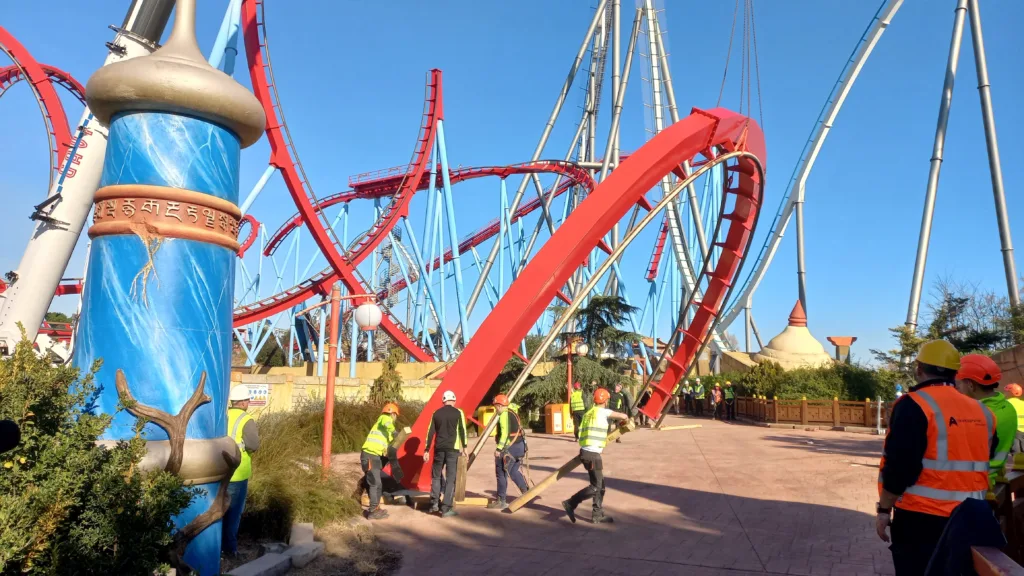PortAventura World desmonta el Dragon Khan Tareas de desmontaje de Dragon Khan este jueves