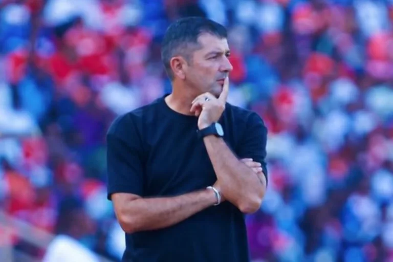 El técnico cambrilense Franc Artiga deja Angola e iniciará un nuevo reto en Rusia Franc Artiga, durante un partido en Angola