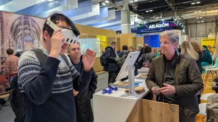 Pere Granados: “La Festa al Cel de Salou tendrá más fuerza aún” Un visitante prueba las gafas que simulan un vuelo, en el estand de Salou en Fitur