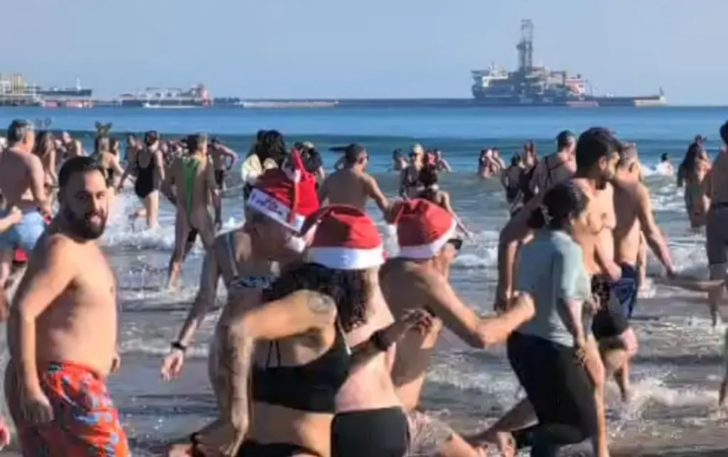 Los bañistas se adentraron en el agua al mediodía