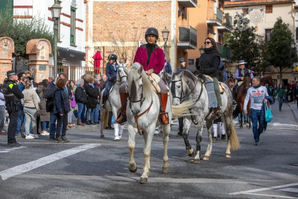 Cambrils manté viva la tradició dels Tres Tombs malgrat la incertesa meteorològica Els Tres Tombs de Cambrils