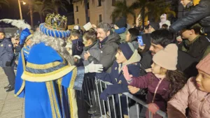 Melchor saluda a los niños en Salou