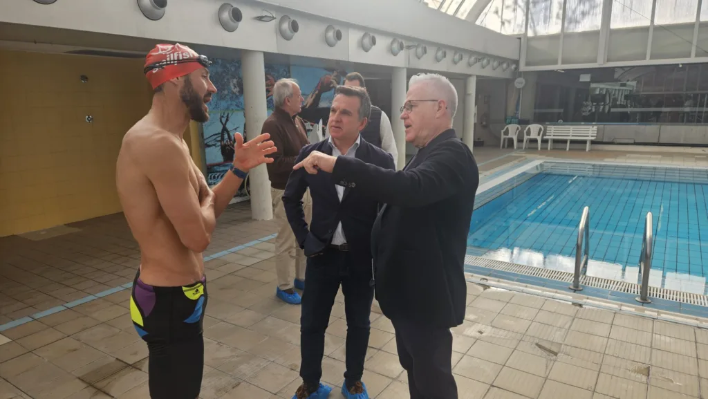 Pere Granados, Aitor Canibe y el nadador que ha probado el sistema en la piscina municipal
