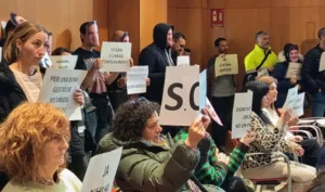 Los trabajadores municipales de Cambrils piden la dimisión de la concejal Mar España Protesta de los empleados del Ayuntamiento esta viernes en el pleno