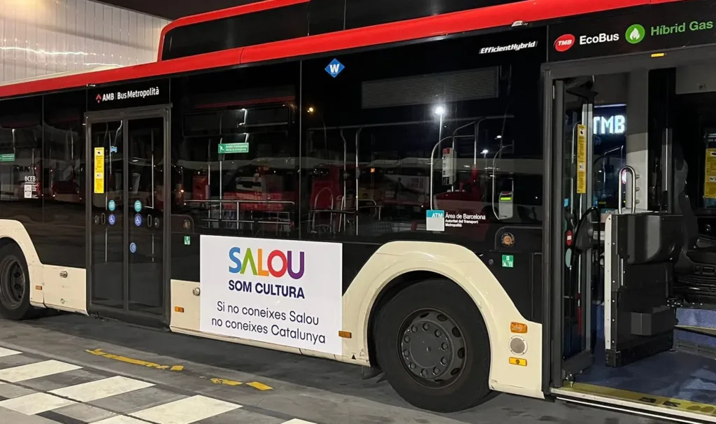 El autobús con la campaña publicitaria de Salou