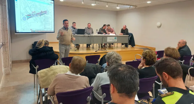 Cambrils iniciarà la remodelació integral de l’avinguda Baix Camp la setmana vinent Reunió de l'alcalde i regidors amb les associacions de veïns