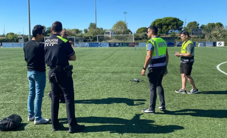 Cambrils refuerza su seguridad con drones La Policía Local de Cambrils ha puesto en marcha la Unidad Policial de Apoyo Aéreo (UPSA)