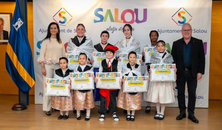 Les pubilles i l'hereu amb l'alcalde i la regidora de Cultura