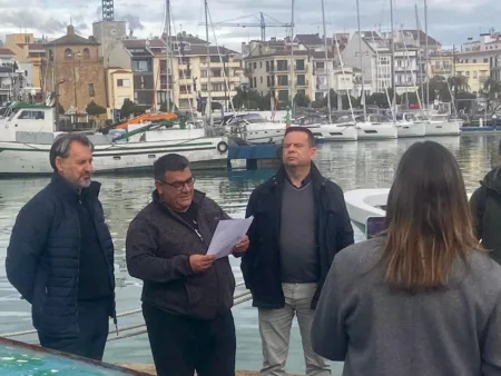 Los pescadores de Cambrils se plantan ante la nueva normativa de control de la UE El patrón de la cofradía ha leído un manifiesto. Oliver Klein ha asistido