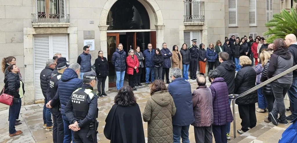 Cambrils, Salou y Vila-seca guardan un minuto de silencio por las víctimas del accidente de Ademuz Minuto de silencio en Vila-seca este lunes a las 12.00 horas