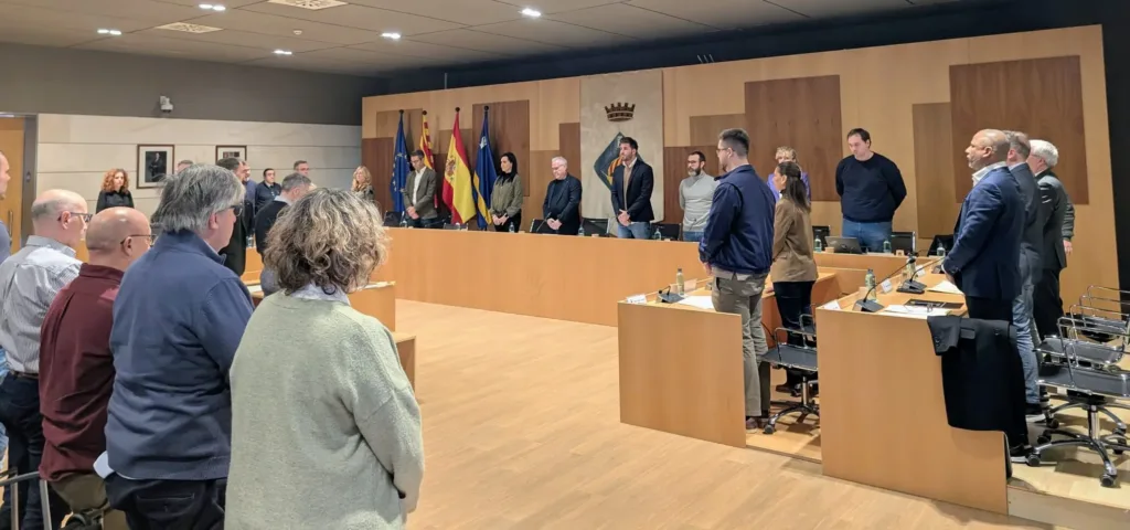 El pleno de Salou ha guardado un minuto de silencio por los accidentes de tren de Adamuz y Gelida