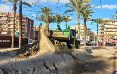 El pesebre de arena de La Pineda ha sido derribado este viernes