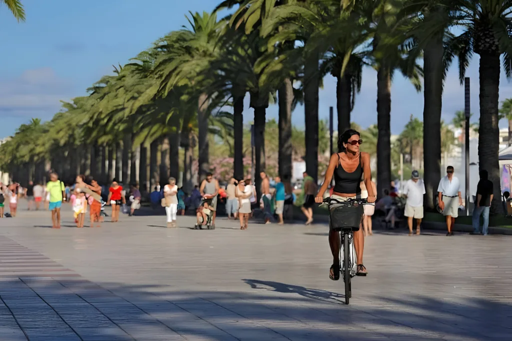 Turistas en el paseo Jaume I de Salou