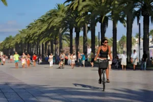 Turistas en el paseo Jaume I de Salou