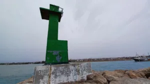 La baliza verde del puerto de Cambrils vuelve a estar operativa tras ser derribada por el viento La restauración de la baliza ha concluido este viernes